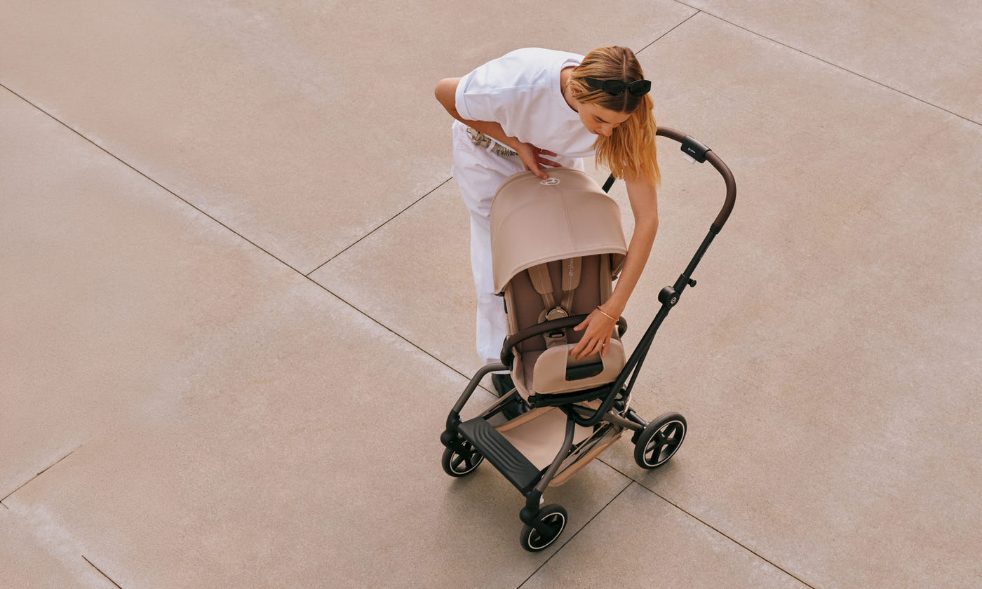 Mujer girando el asiento 360 de eezy s twist plus 2 almond beige 2026 de cybex