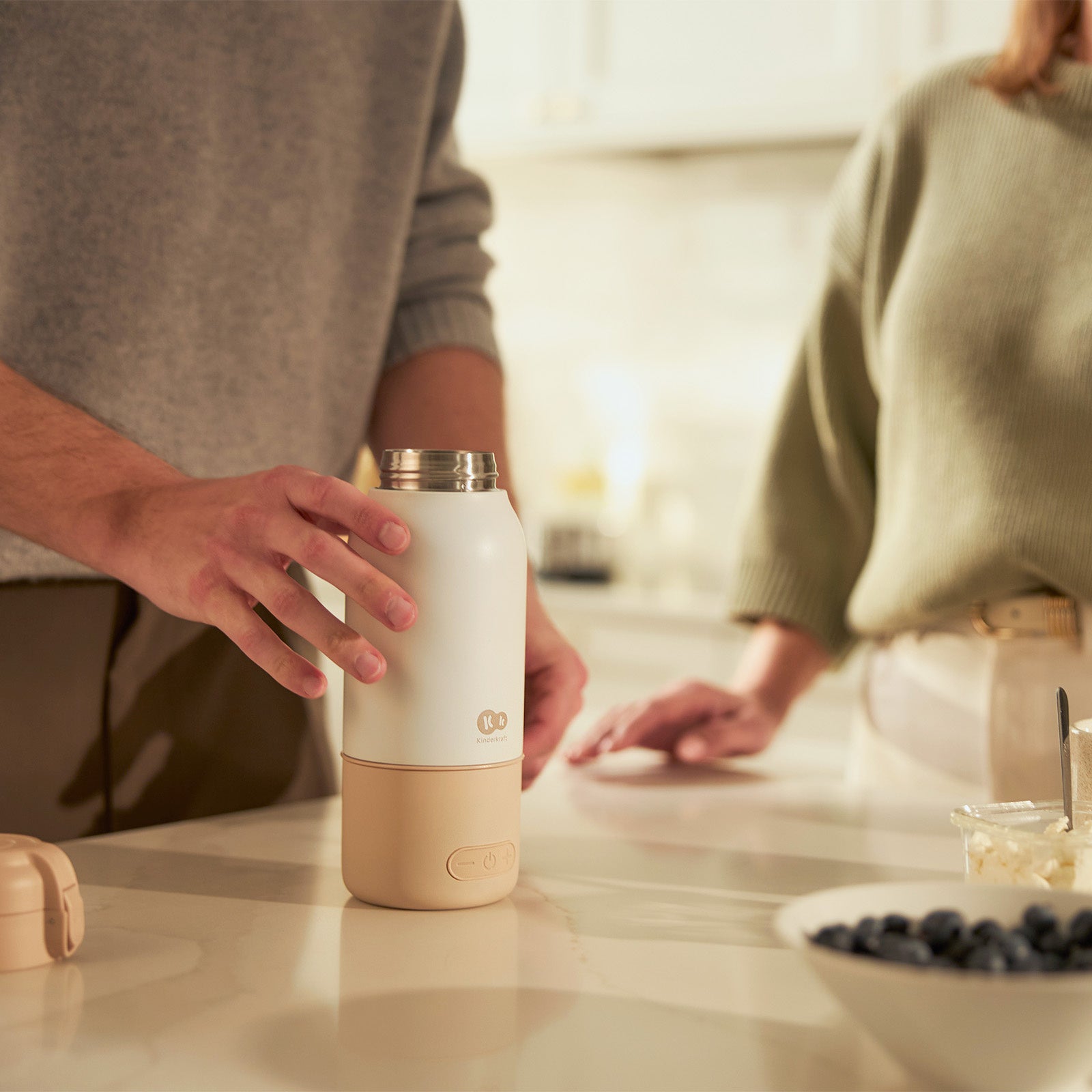 Termo calentador de leche portátil Gaja Kinderkraft con su base calefactora y sin ella