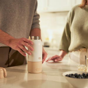 Termo calentador Gaja Kinderkraft sobre la mesa de la cocina, listo para preparar la mamadera