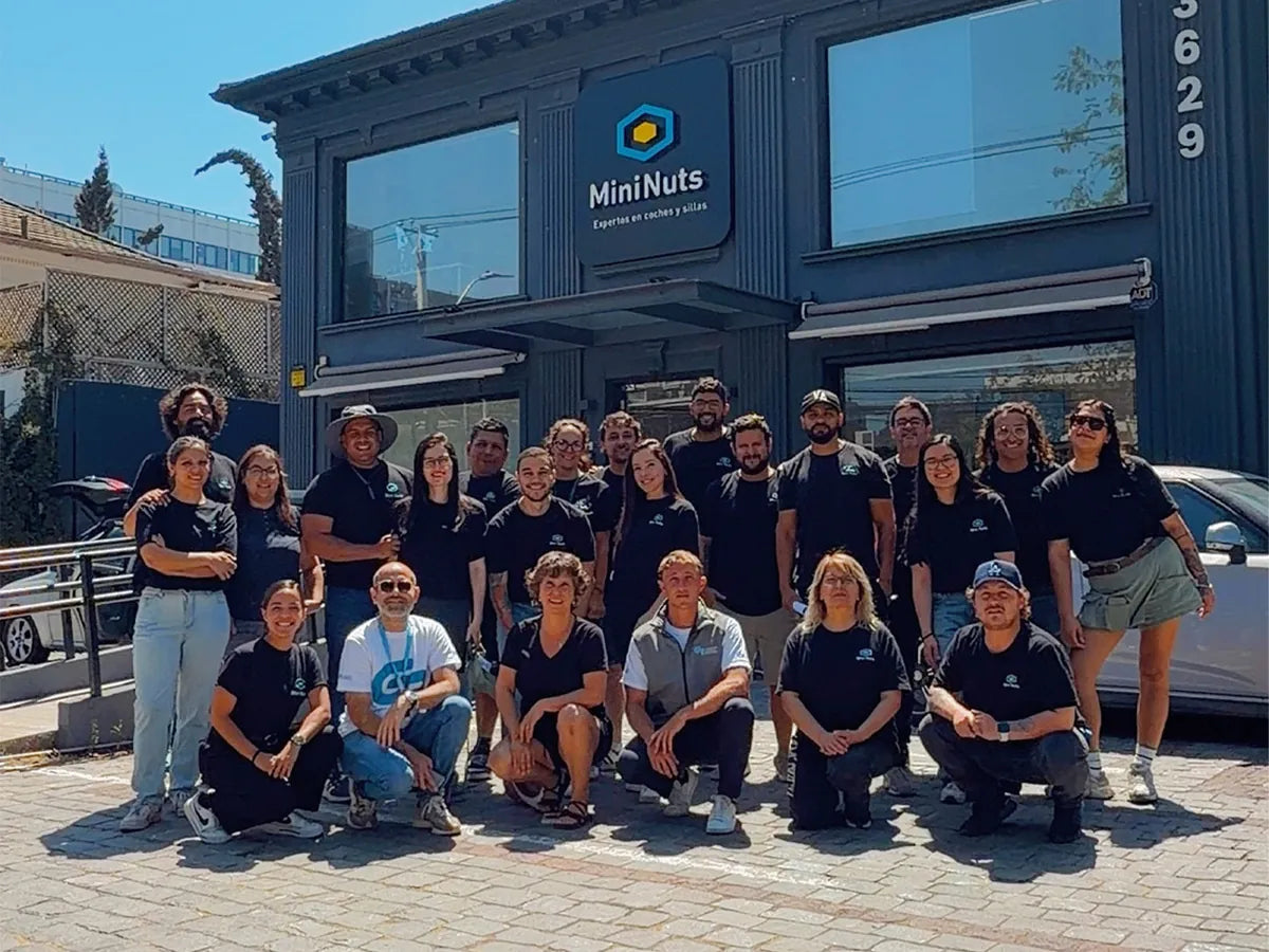 Equipo MiniNuts con su certificación junto a Fundación Gonzalo Rodríguez