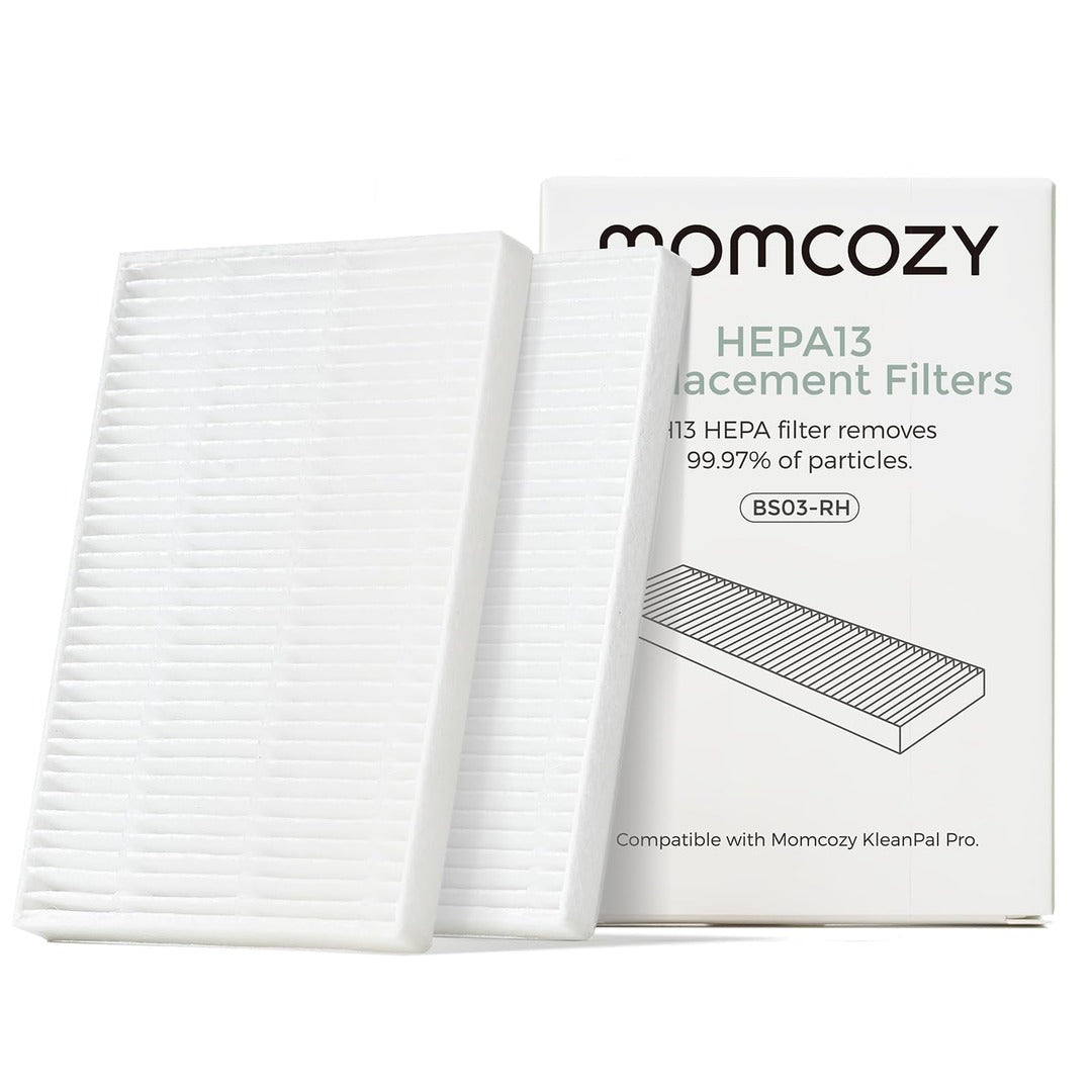 Pack de 2 filtros de aire HEPA13 de repuesto Momcozy junto a su caja, compatibles con el lavabiberones KleanPal Pro