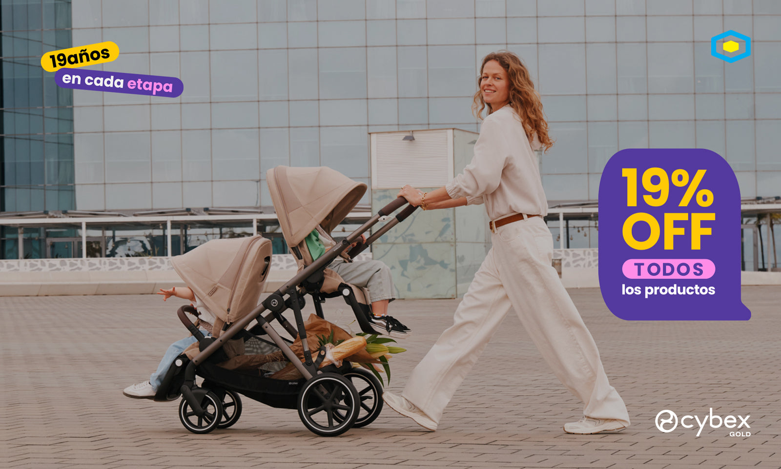 mujer paseando en coche doble gazelle S almond beige de cybex con 19% de descuento 19 años en cada etapa