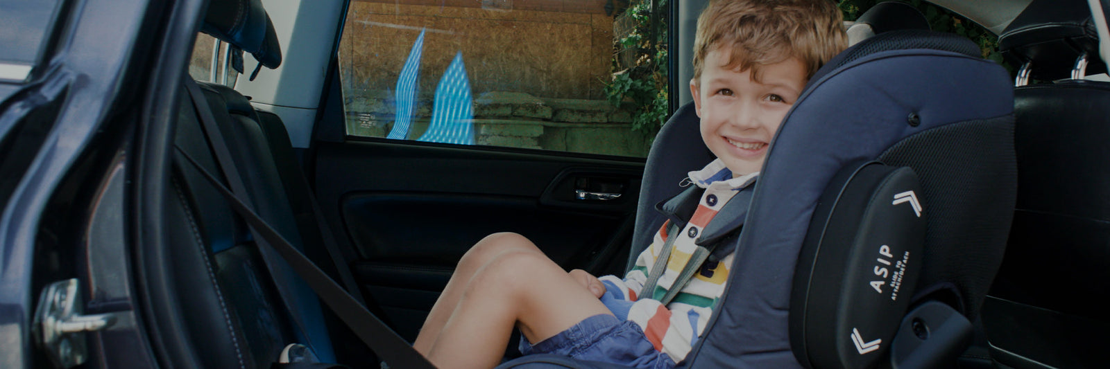 niño sentado a contra marcha en silla de auto minikid de axkid