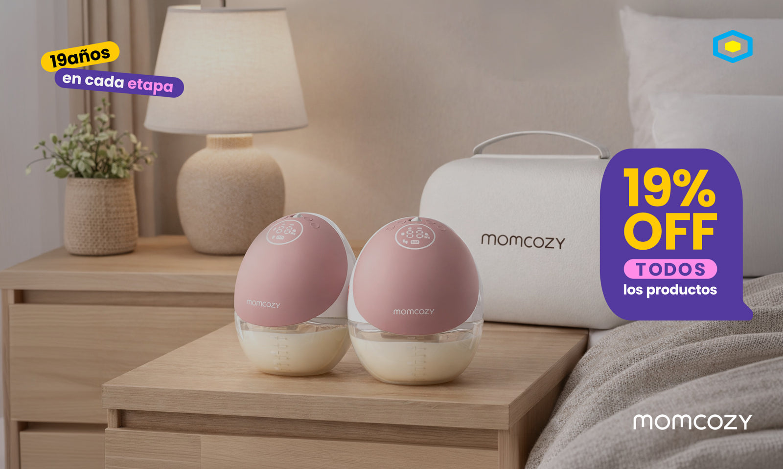 extractor de leche materna inalambrico M9 de momcozy sobre una mesa o velador de noche y una cama con 19% de descuento 19 años en cada etapa