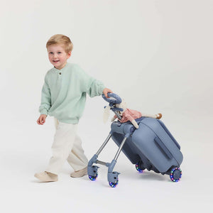 Niño empujando la Maleta infantil 2 en 1 con asiento Cabby de Kinderkraft como coche de arrastre