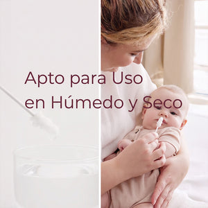 Mamá usando limpiador de lengua Momcozy en su bebé — apto para uso en húmedo y seco desde recién nacido