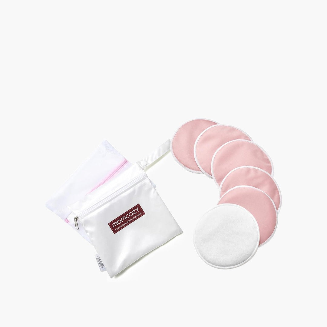 Pads de lactancia reutilizables Momcozy junto a su bolsa de lavado y bolsa separadora
