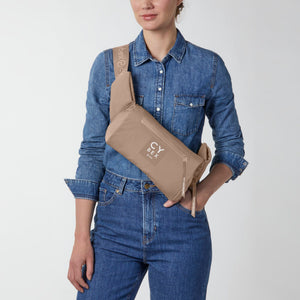 Portabebé Coÿa color Cozy Beige - convertido en cangurera de cintura, usado en modo bolso cruzado