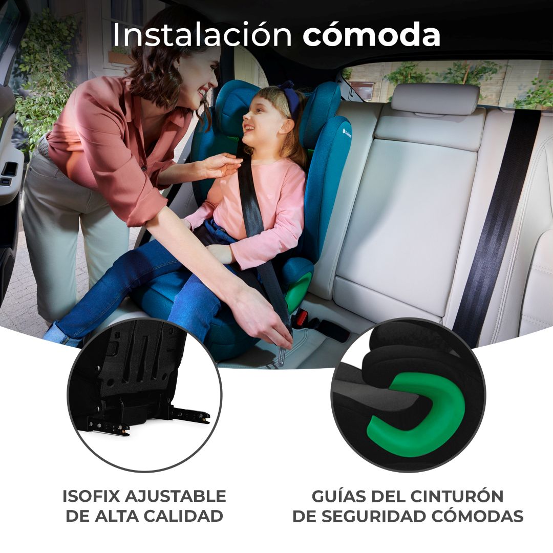 Mamá e hija asegurando cinturón de seguridad en Silla de auto Butaca JUNIOR FIX 2 i - Size color negro KinderKraft