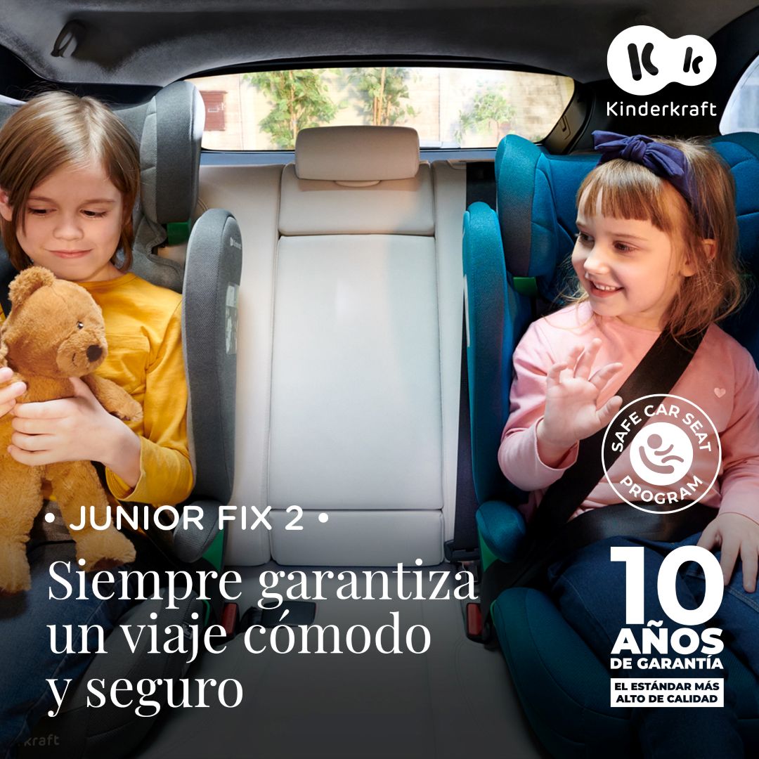 Dos niñas usando Silla de auto Butaca JUNIOR FIX 2 i - Size color negro KinderKraft en el mismo vehículo