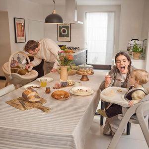 Familia desayunando en la cocina con la Silla de comer 3 en 1 Tino de Kinderkraft en modo silla de comer para bebé y niño