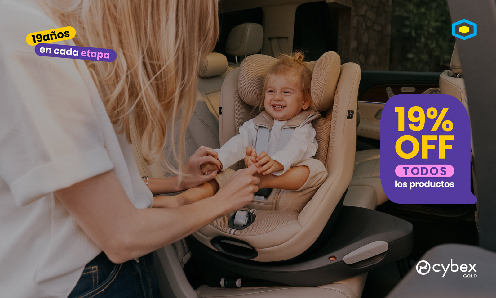 niña pequeña en silla convertible cybex con giro 360 para que bajar o subir del auto sea mas facil con 19% de descuento 19 años en cada etapa