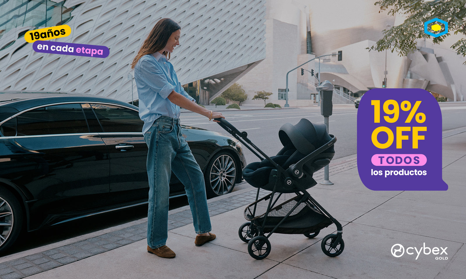 mujer con coche de paseo melio carbon con silla de auto nido cloud t travel system cybex con 19% de descuento 19 años en cada etapa