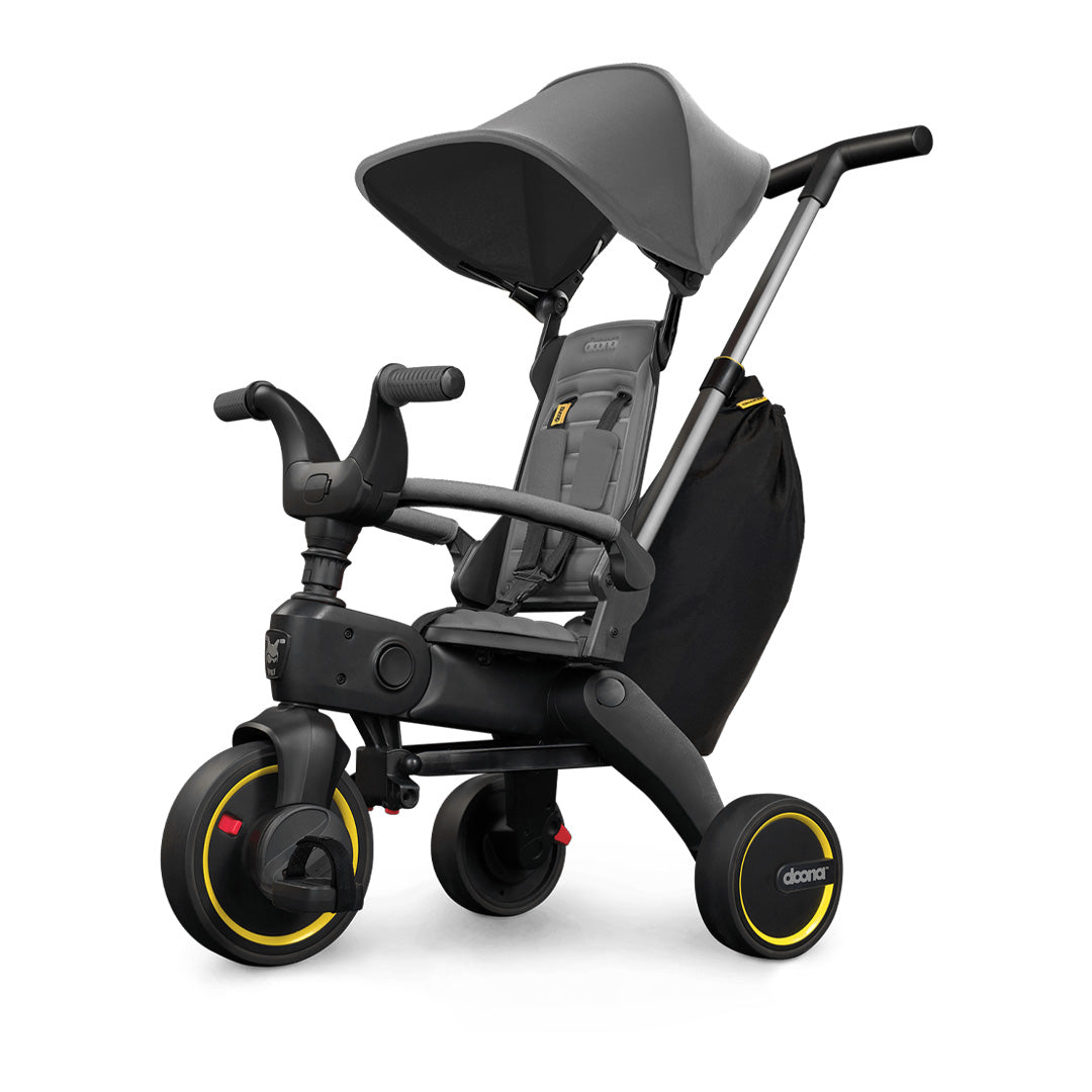 Liki Trike S3 Grey Hound en modo coche con capota, barra de empuje y bolso de almacenamiento