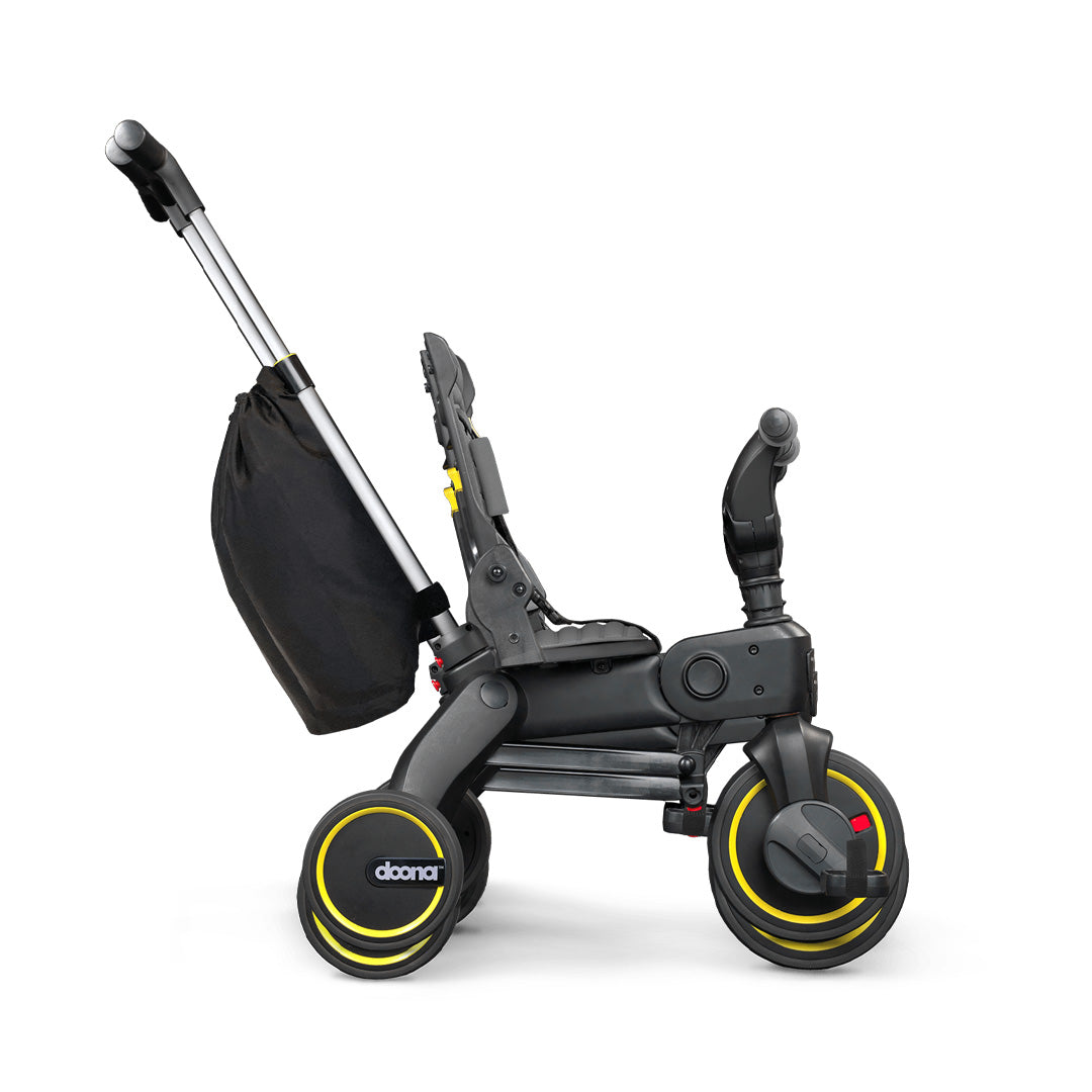 Detalle del respaldo reclinable del triciclo Liki Trike S3, color Grey Hound