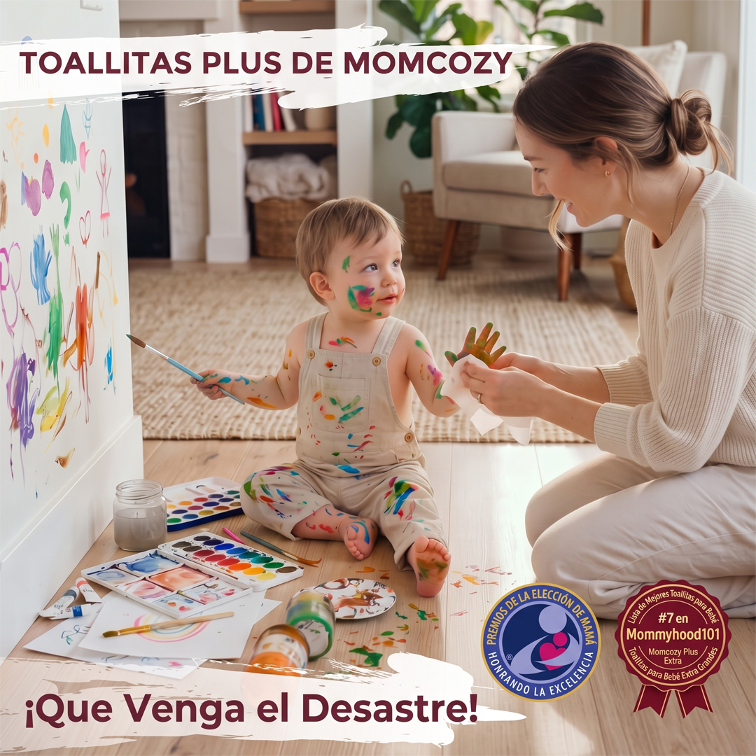 Mamá limpiando pintura de la mano de un niño pequeño con toallitas húmedas Momcozy, con sellos Mom's Choice Awards y Mommyhood101