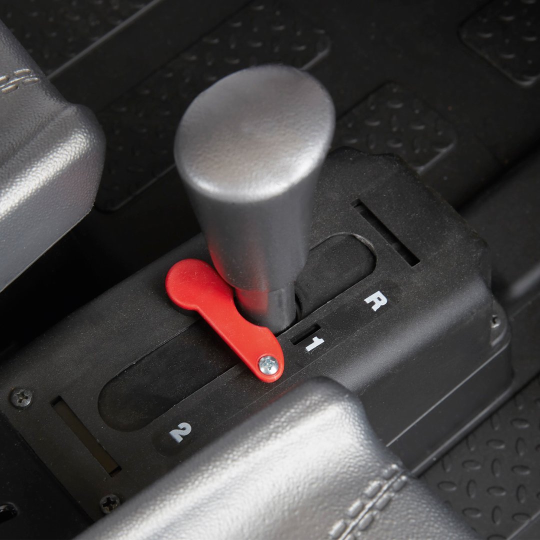 Detalle de palanca de Auto Eléctrico Polaris RZR 900 24v de Peg Pérego