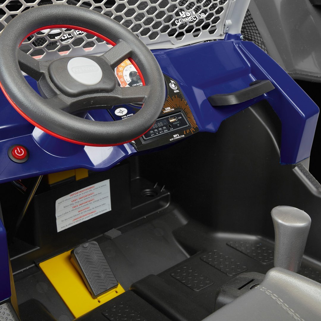Detalle de volante de Auto Eléctrico Polaris RZR 900 24v de Peg Pérego