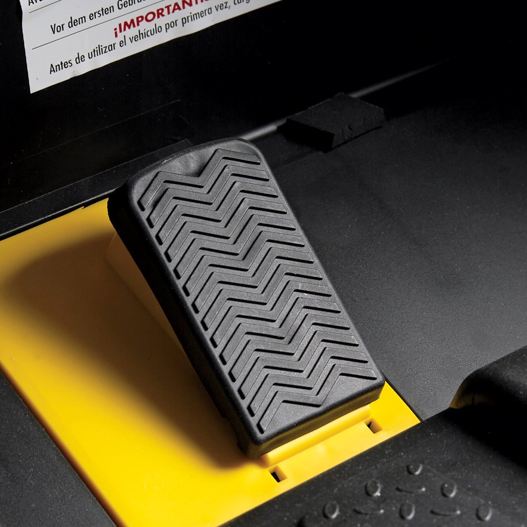 Detalle de freno de Auto Eléctrico Polaris RZR 900 24v de Peg Pérego