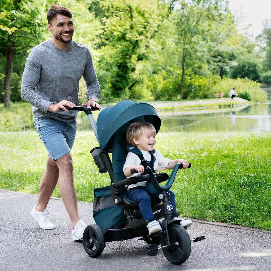 Papá empujando Coche Triciclo verde EASYTWIST de KinderKraft
