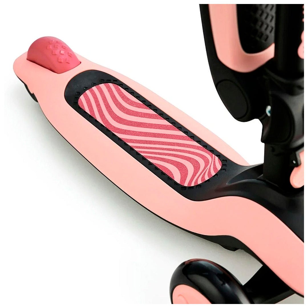 Detalle de patineta triciclo y scooter Halley color rosado con negro