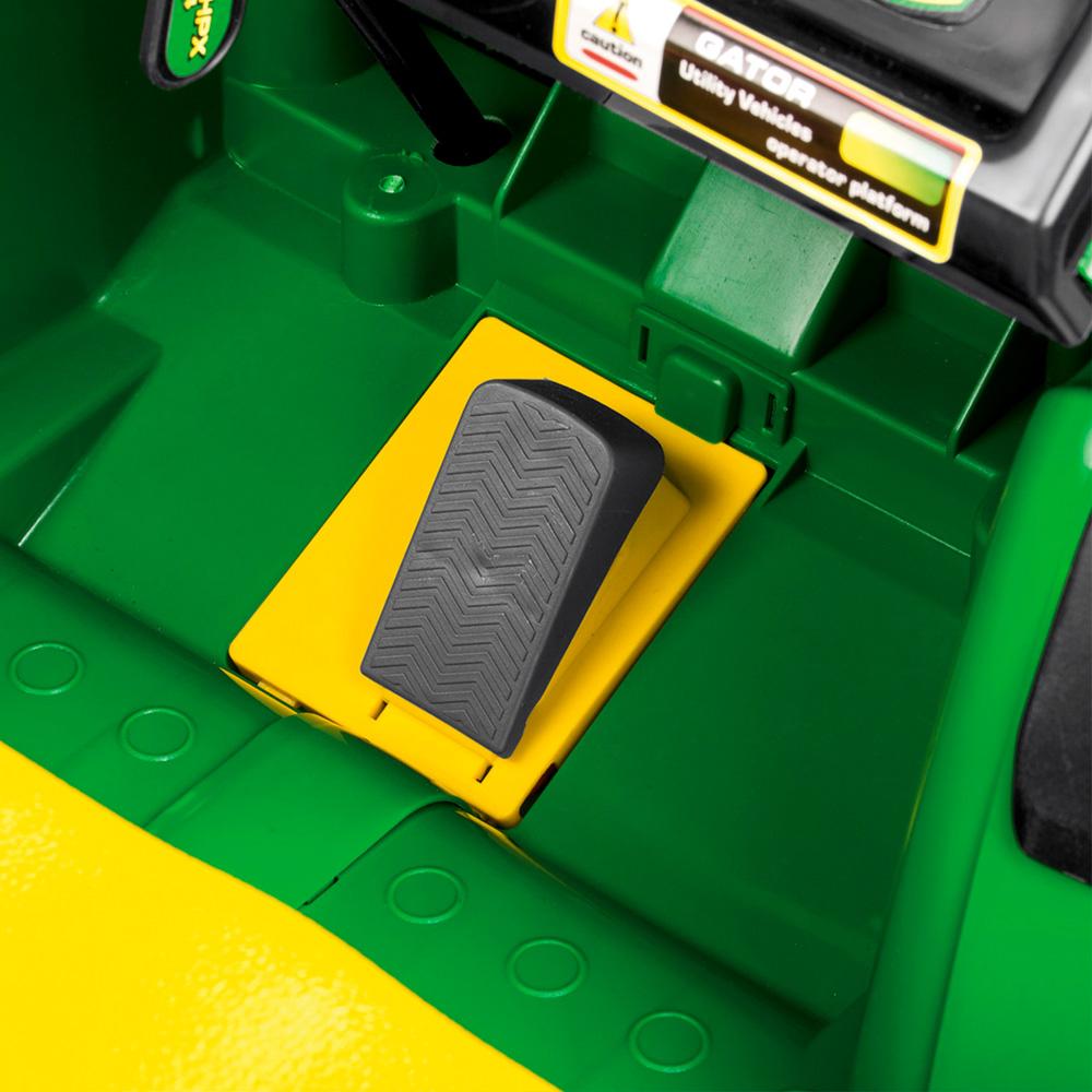 detalle de acelerador Vehiculo electrico John Deere Gator HPX de Peg Perego color verde cond etalles amarillos