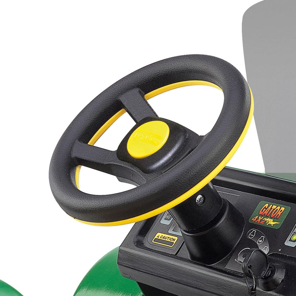 detalle de volante de Vehiculo electrico John Deere Gator HPX de Peg Perego color verde cond etalles amarillos