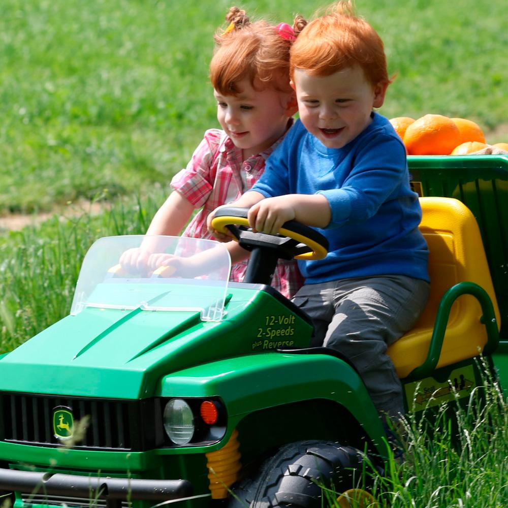 niños pequeños montados en Vehiculo electrico John Deere Gator HPX de Peg Perego color verde cond etalles amarillos